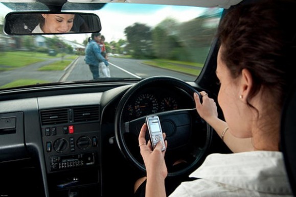Texting-and-driving-e1427476460776